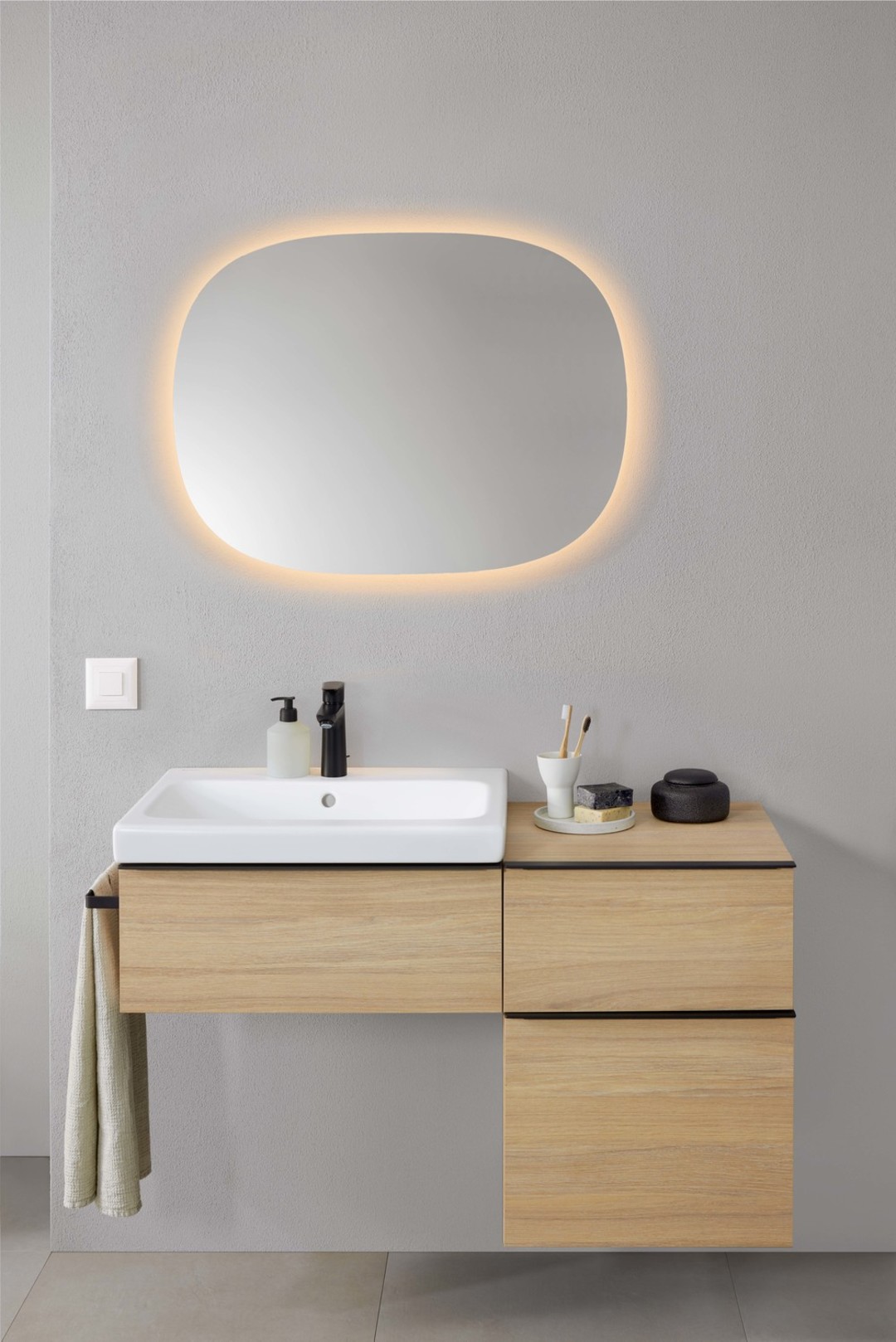 2023_iCon Bathroom with washplace and Option Mirror Oval cross_light on_with separate switch_Original.jpg