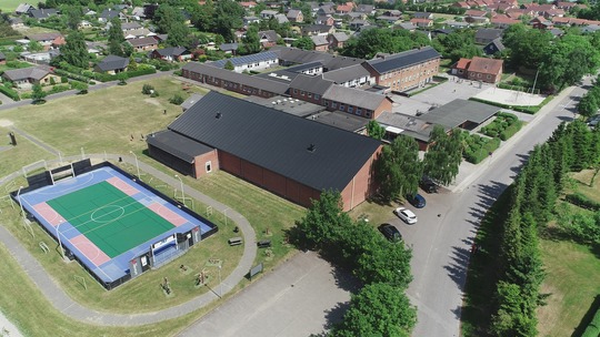Luftfoto af Havbakkeskolen og udenomsarealer.jpeg