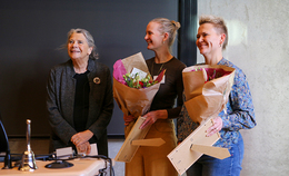 Formand for Kræftens Bekæmpelse Helen Bernt Andersen overrakte Kræftens Bekæmpelses Hæderspris 2024 til overlæge Lena Saltbæk og afdelingslæge Lise Ventzel.