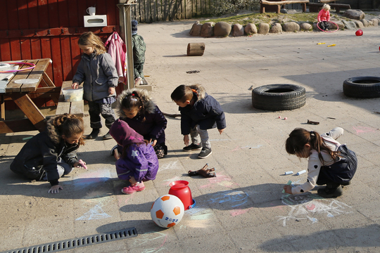Børn leger på legepladsen Bullerby.jpg