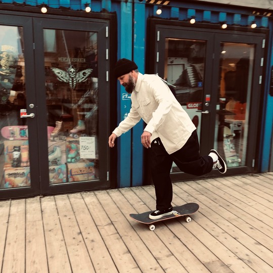 Dennis på skateboard.png