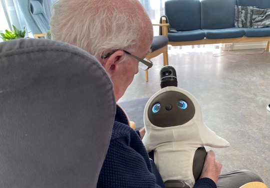 Beboer på Mou Plejecenter med den sociale robot Hanne