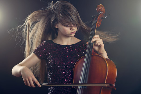 Pige spiller cello