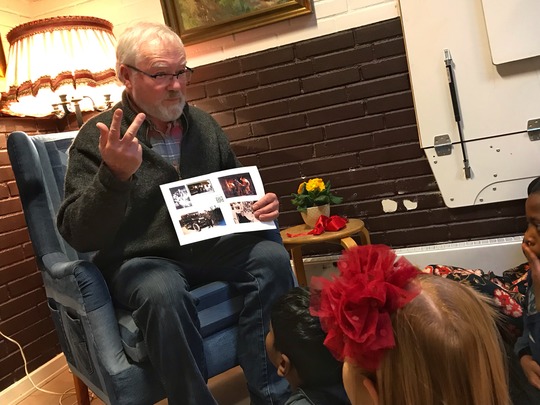 Fortællerstole i Odenses børnehuse er et eksempel på, hvordan ældre og børn mødes og udveksler livserfaringer