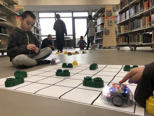 Børn koder robotter på Odinskolen