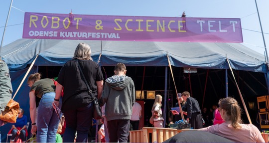 Publikum på vej ind i telt på Robot og Science festival
