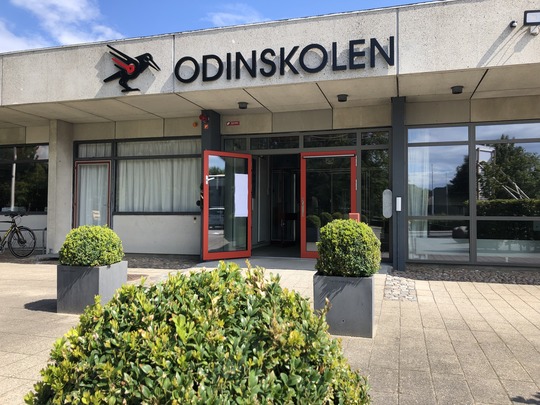 Odinskolens hovedindgang med logo